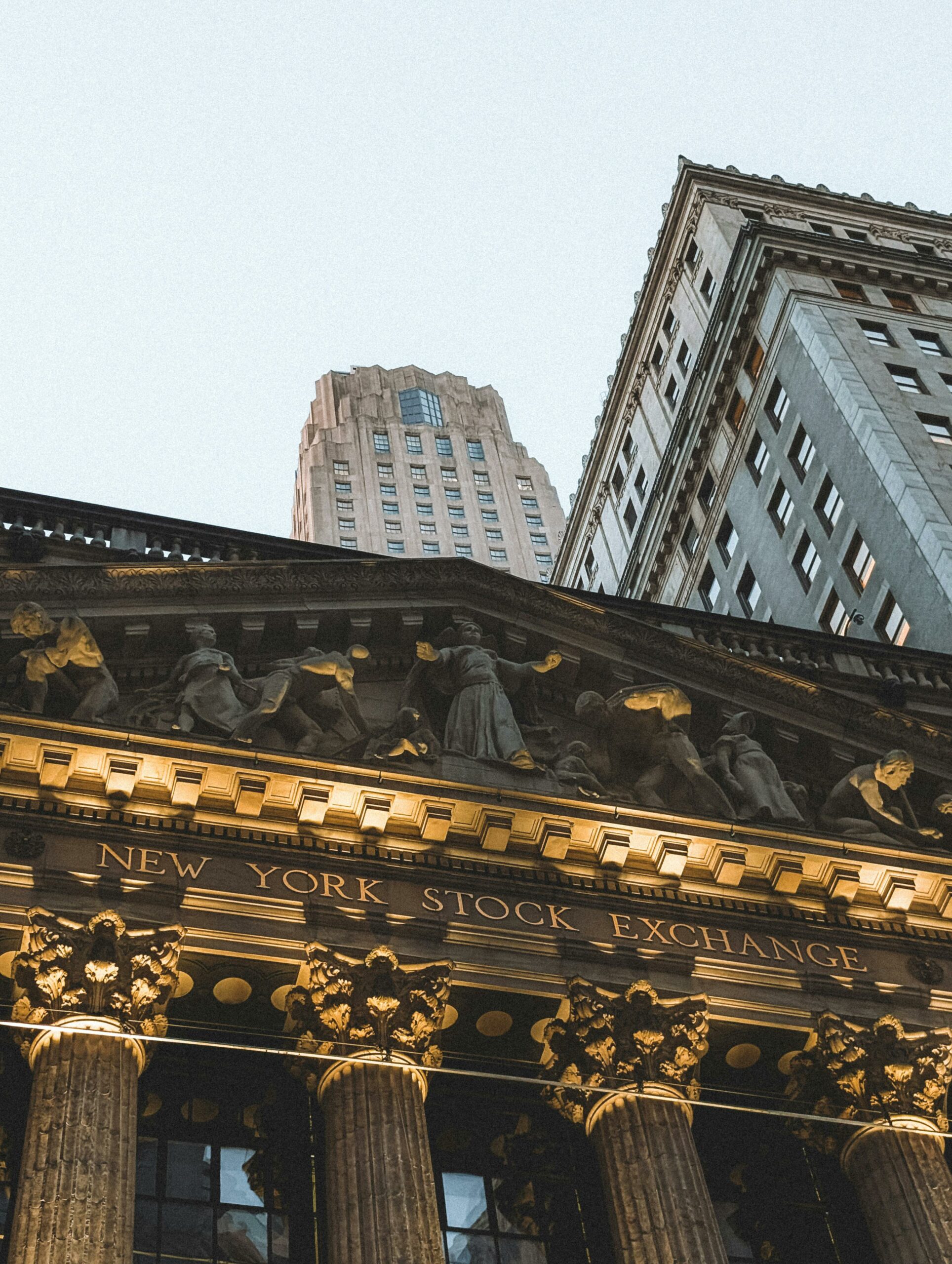 La façade de la Bourse de NY illuminée